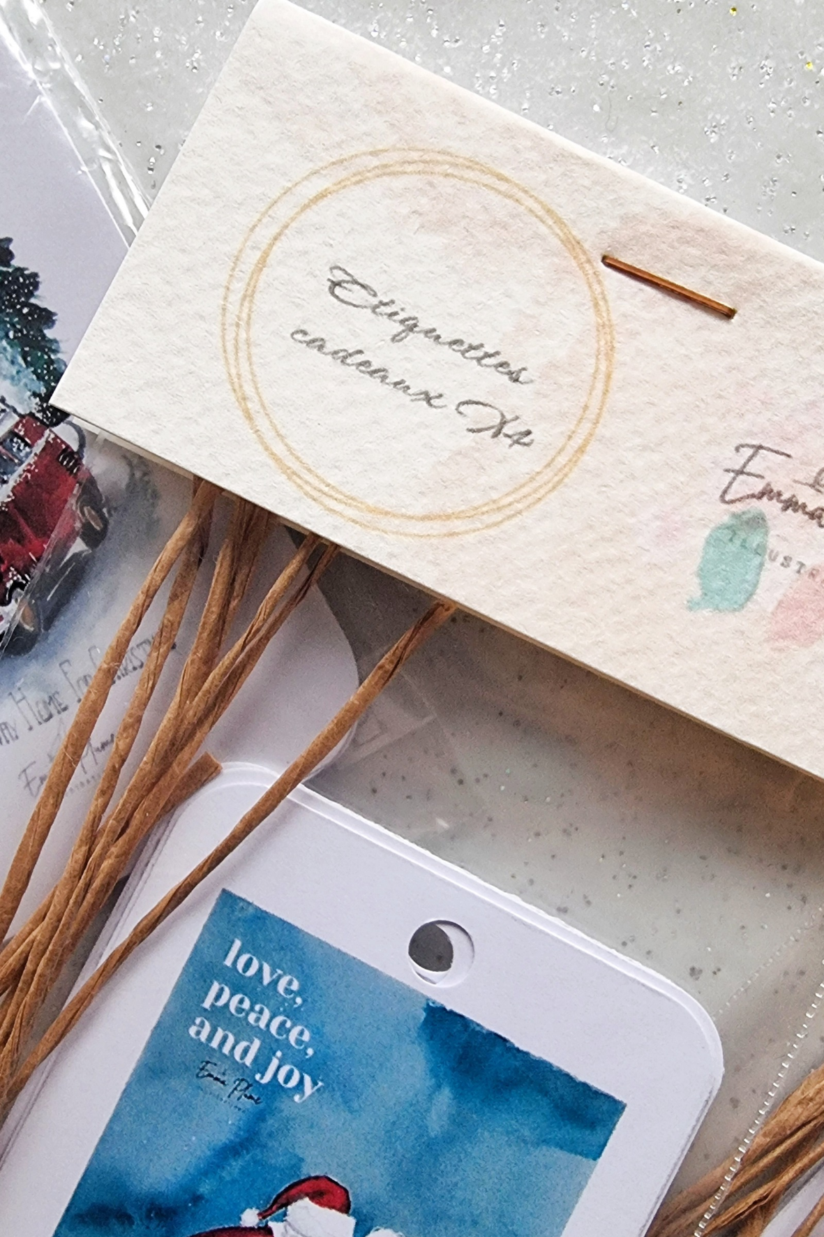 Lot de 4 étiquettes cadeaux . Gros plan sur le packaging. Illustration à l'aquarelle-Emma Plume Illustrations