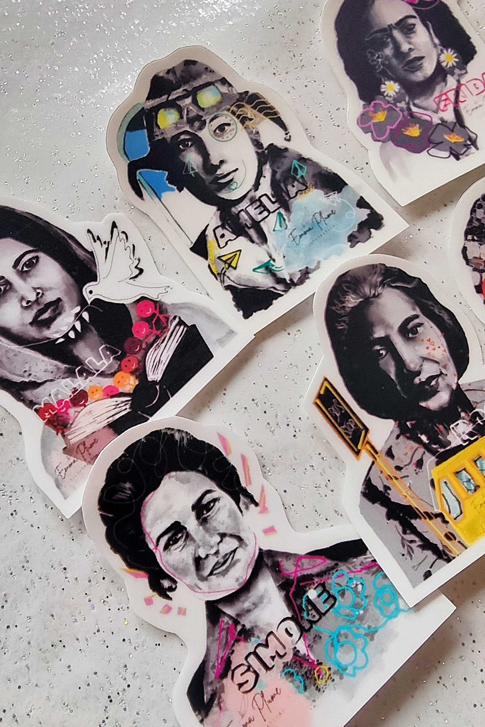 Visuel détaillé des stickers des portraits iconiques version pimpée réalisés par Emma Plume Illustrations