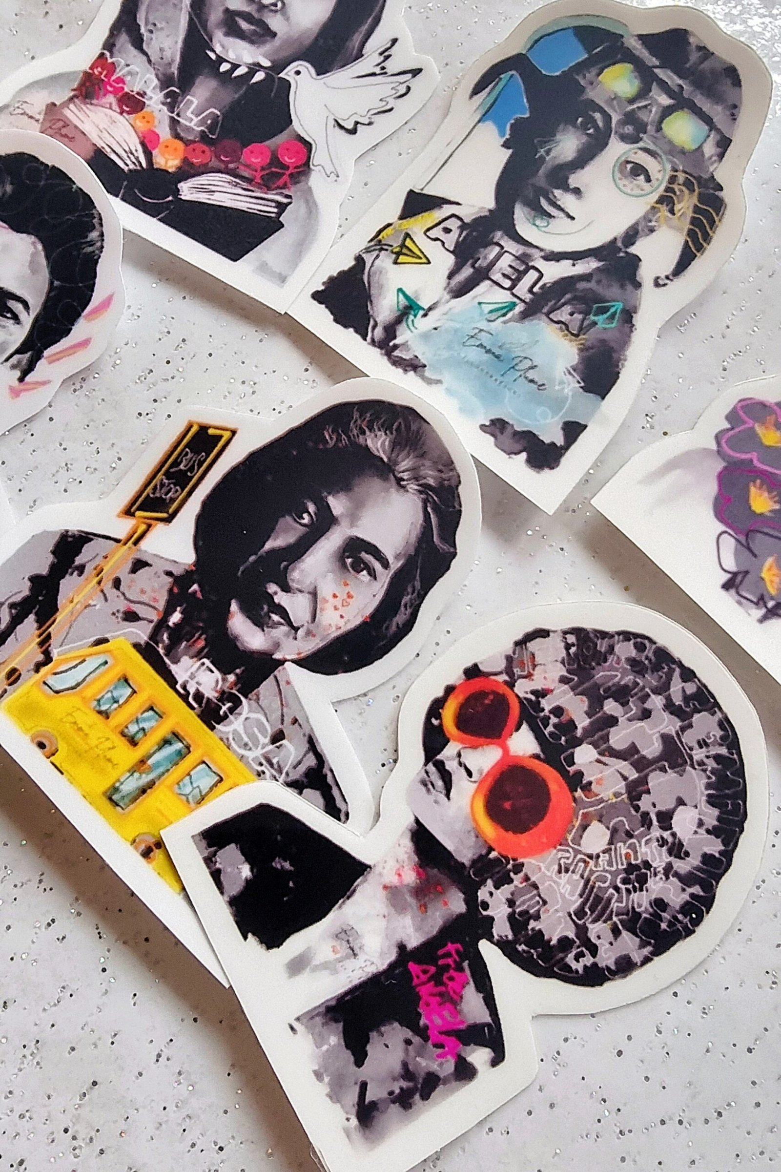 Visuel détaillé des stickers des portraits iconiques version pimpée réalisés par Emma Plume Illustrations